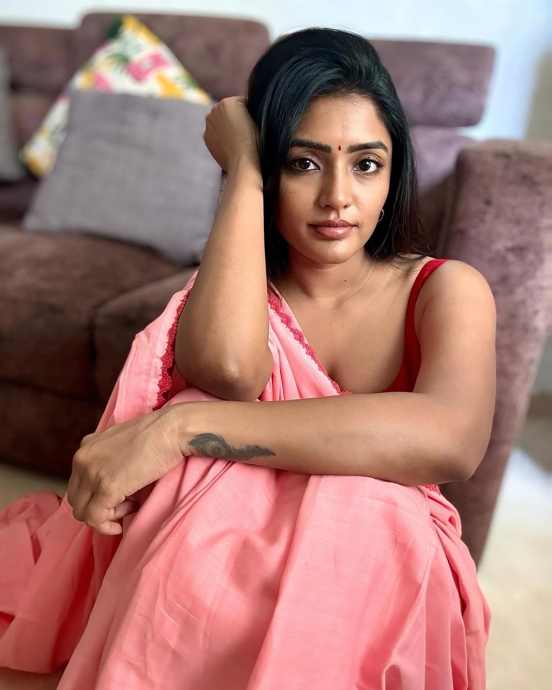 Telugu Actress Eesha Rebba Stills in Pink Saree